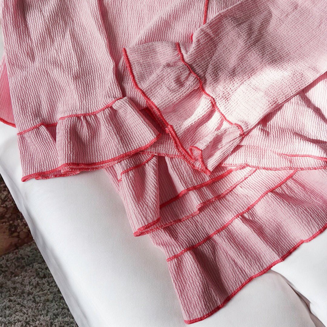 Schlafanzug Damen | Rosa Rüschen | Knopfleiste Langarm-HauteBerlin