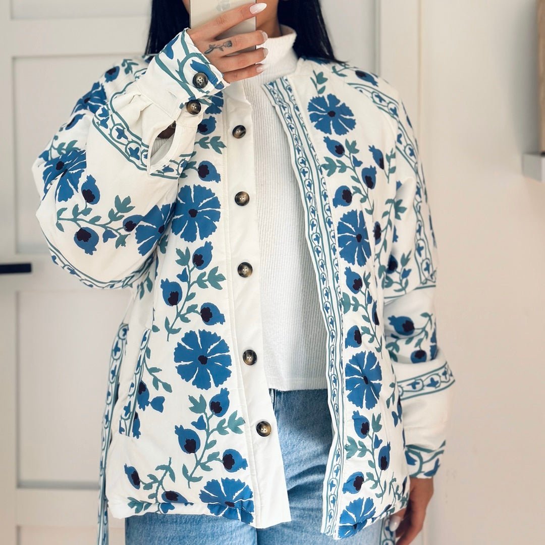 Übergangsjacke Damen | Blaues Blumenmuster | Knopfleiste mit Gürtel-HauteBerlin