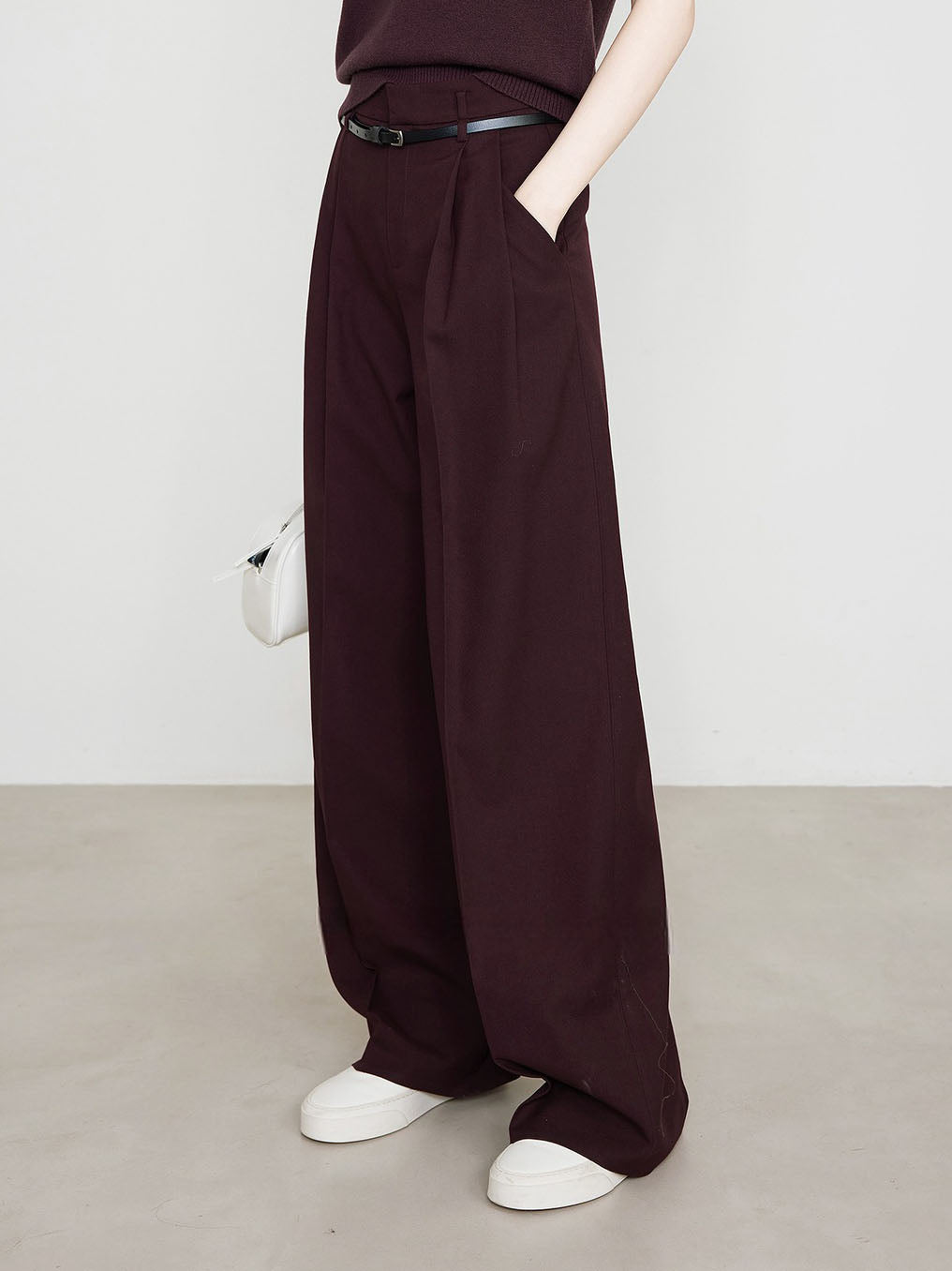 Weite Hose – Burgunderrot – Hohe Taille – Plisseehose – Damenhose-HauteBerlin