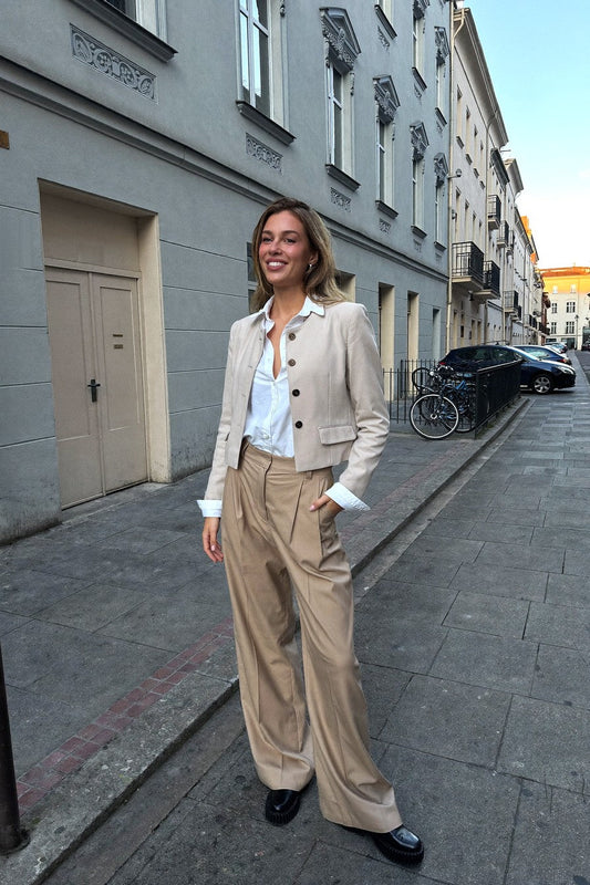 Business Casual für Damen: die Regel, die fünf Teile und der Unterschied zu Smart Casual