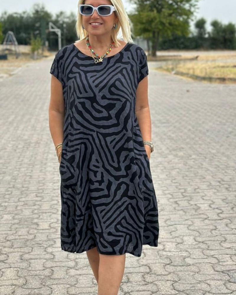 Bedrucktes Kleid – Sommerkleid mit kurzen Ärmeln und lockerer Passform-HauteBerlin