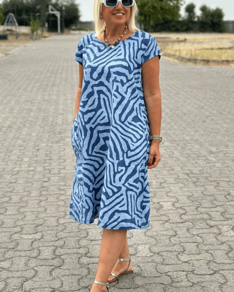 Bedrucktes Kleid – Sommerkleid mit kurzen Ärmeln und lockerer Passform-HauteBerlin