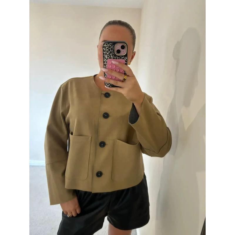 Blazerjacke – Beigefarbene Einreiherjacke für Damen mit Taschen-HauteBerlin