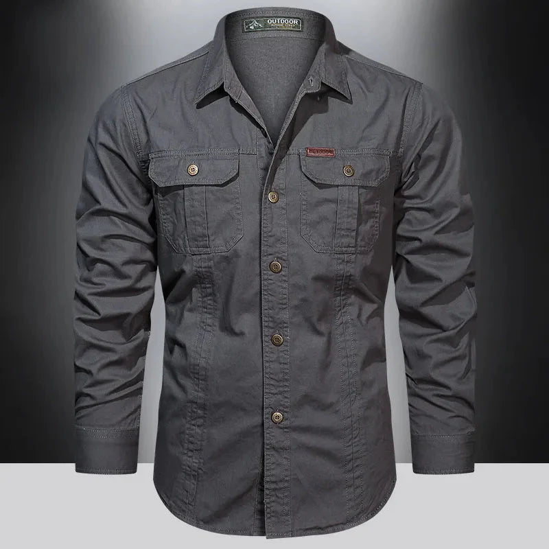 Cargo-Shirt – Langärmliges Herrenhemd mit Knöpfen und Taschen-HauteBerlin
