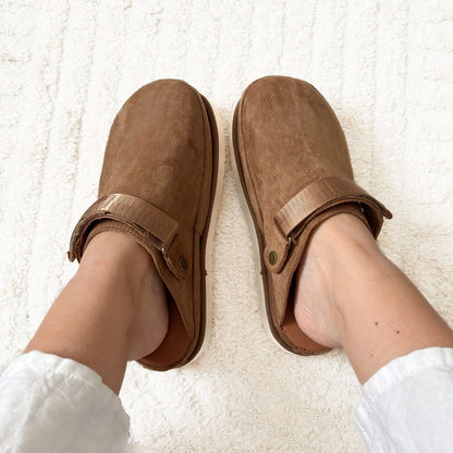 Clogs Damen | Wildleder Optik Plateau | Verstellbarer Riemen-HauteBerlin