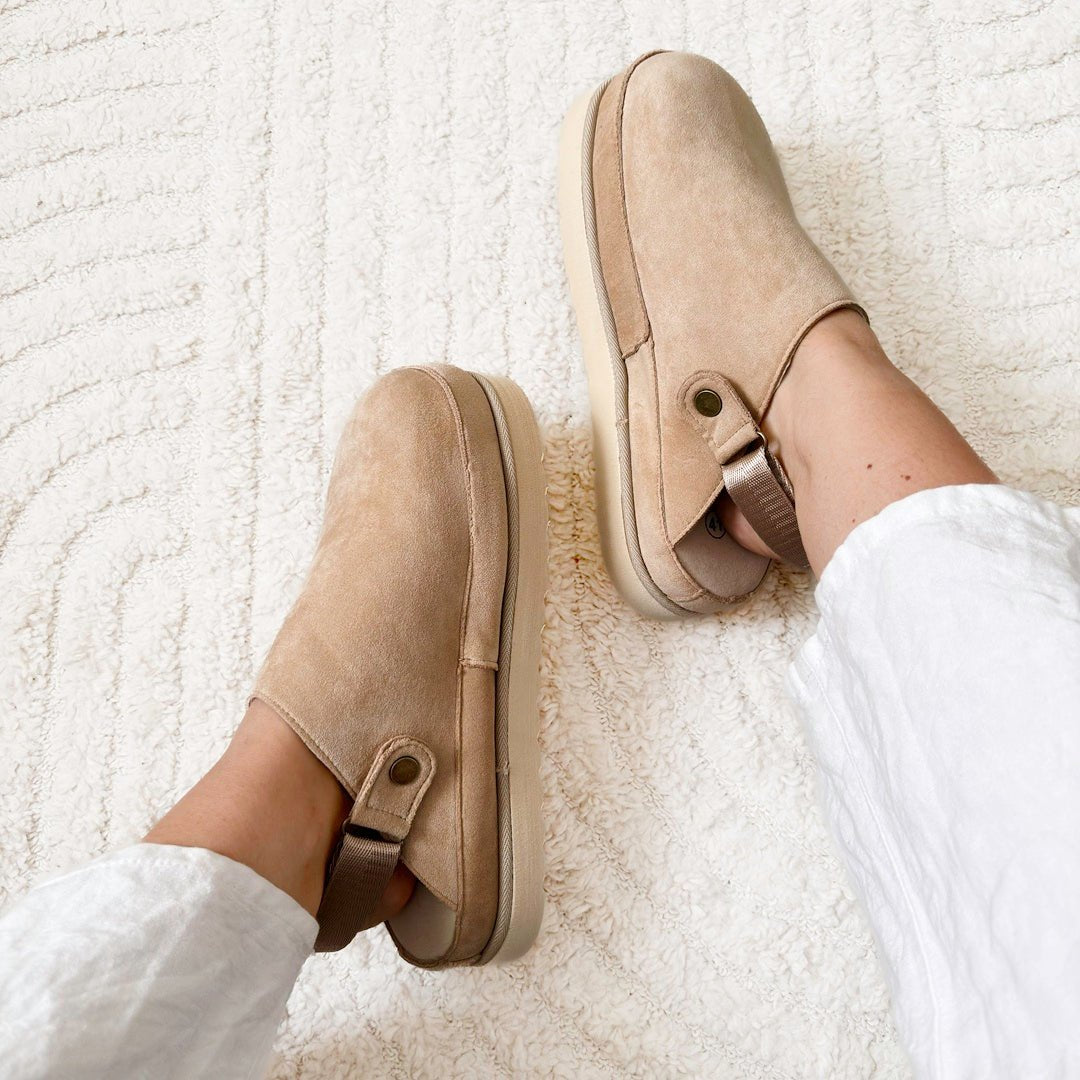 Clogs Damen | Wildleder Optik Plateau | Verstellbarer Riemen-HauteBerlin
