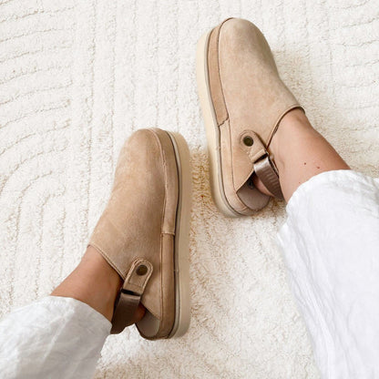 Clogs Damen | Wildleder Optik Plateau | Verstellbarer Riemen-HauteBerlin