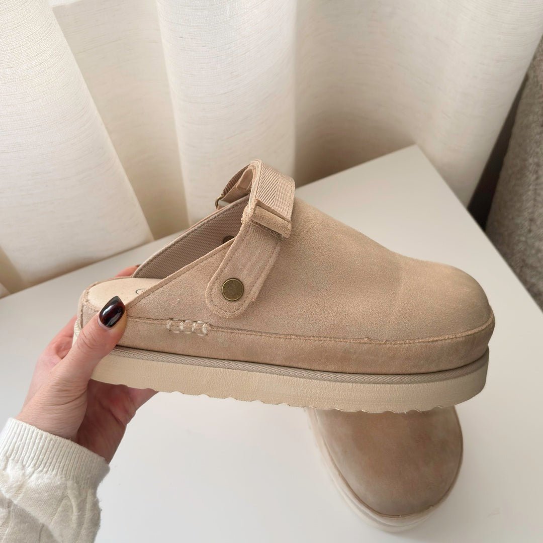 Clogs Damen | Wildleder Optik Plateau | Verstellbarer Riemen-HauteBerlin