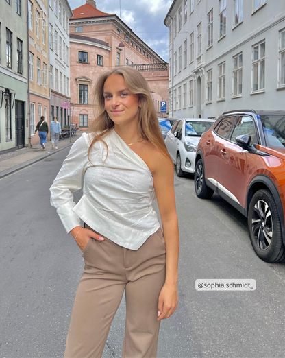 Ein-Schulter-Bluse – Weißes Oberteil mit einem Ärmel für Damen-HauteBerlin