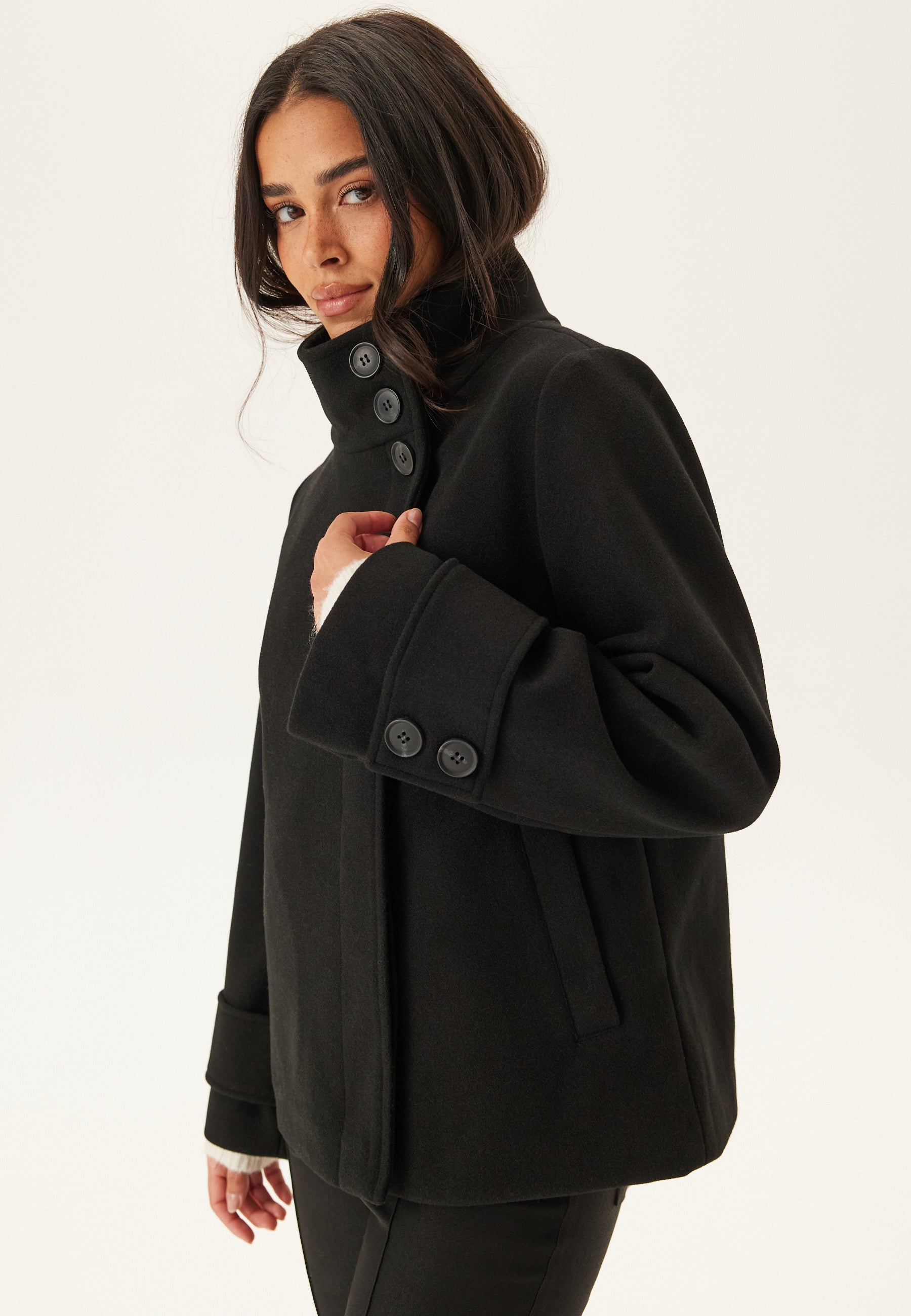 Erbsenmantel - Kurze schwarze Übergangsjacke mit Knopfleiste für Frauen-HauteBerlin