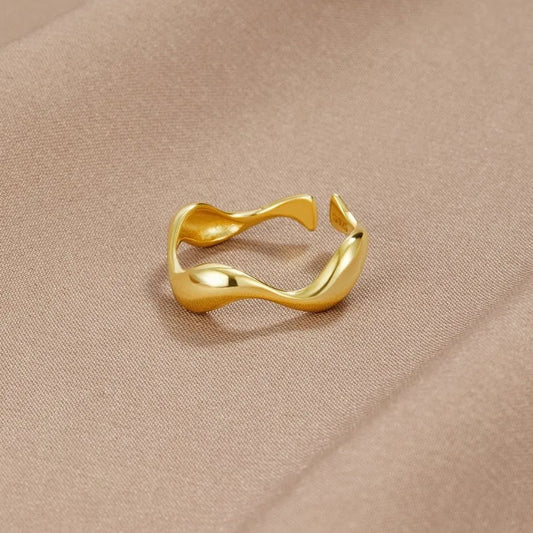Golden Ring – Minimalistischer, wellenförmiger, verstellbarer Damenring-HauteBerlin