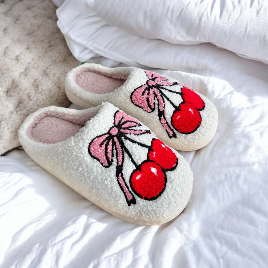 Hausschuhe Damen | Kirschen Schleife | Plüsch Slip-On-HauteBerlin