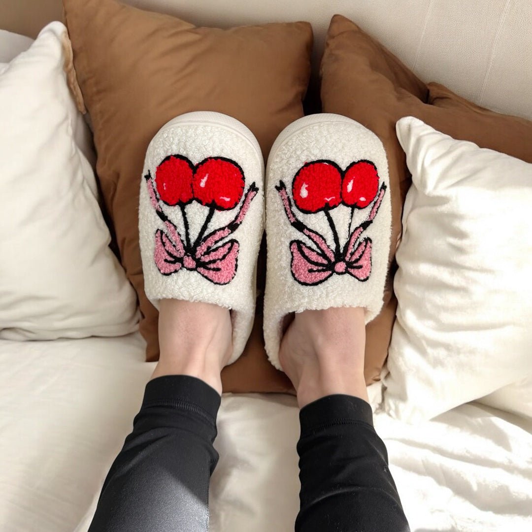 Hausschuhe Damen | Kirschen Schleife | Plüsch Slip-On-HauteBerlin