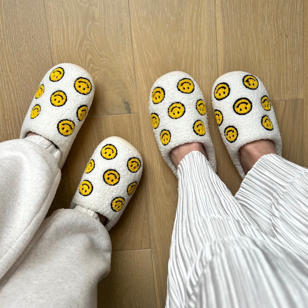 Hausschuhe Damen | Plüsch mit Smiley | Zum Hineinschlüpfen-HauteBerlin