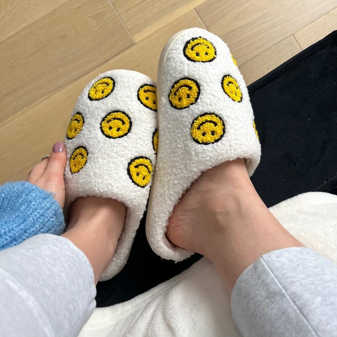 Hausschuhe Damen | Plüsch mit Smiley | Zum Hineinschlüpfen-HauteBerlin