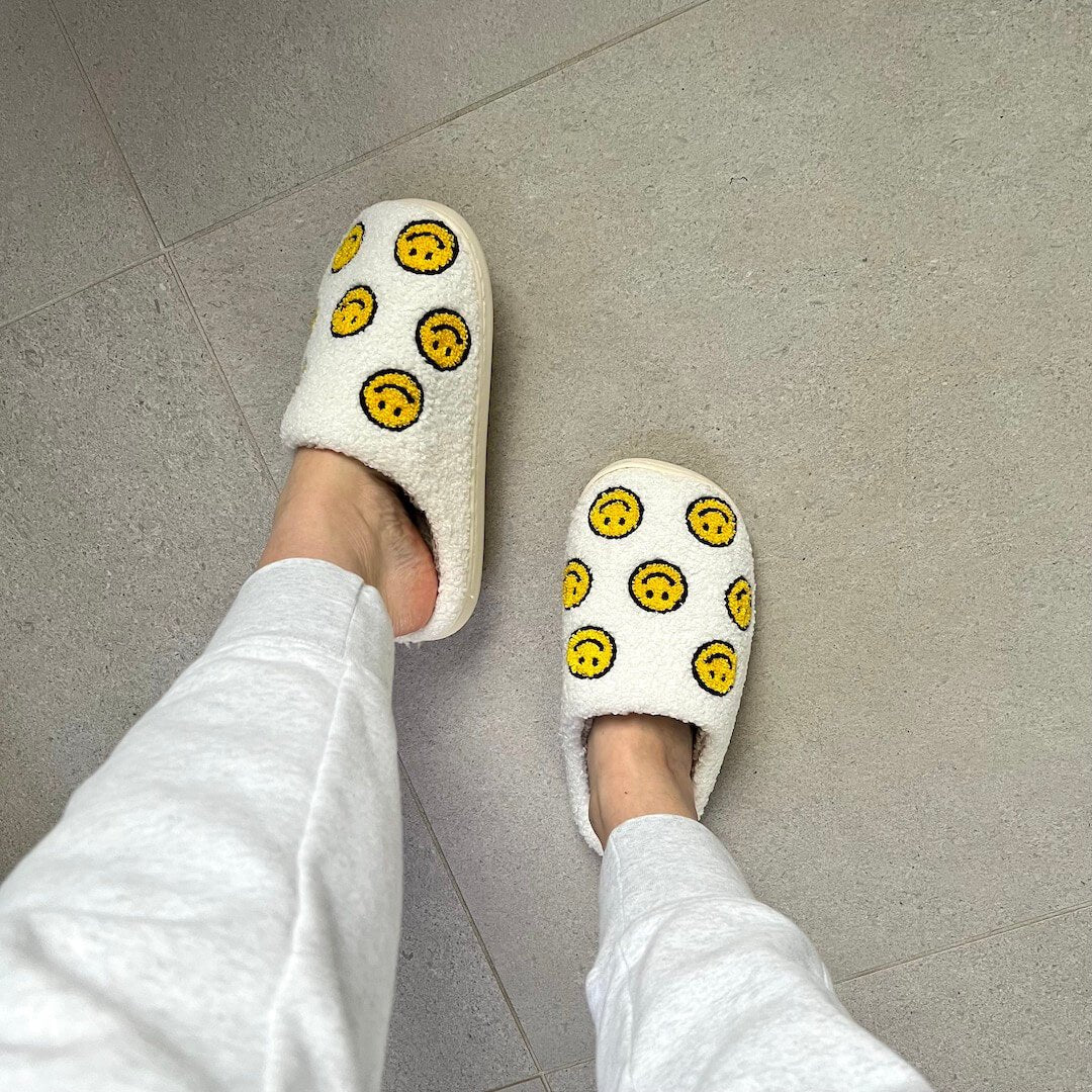 Hausschuhe Damen | Plüsch mit Smiley | Zum Hineinschlüpfen-HauteBerlin