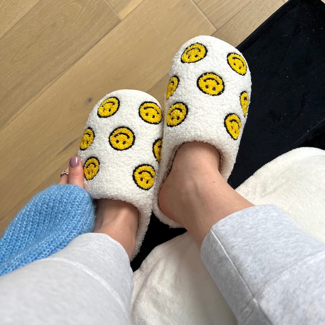 Hausschuhe Damen | Plüsch mit Smiley | Zum Hineinschlüpfen-HauteBerlin