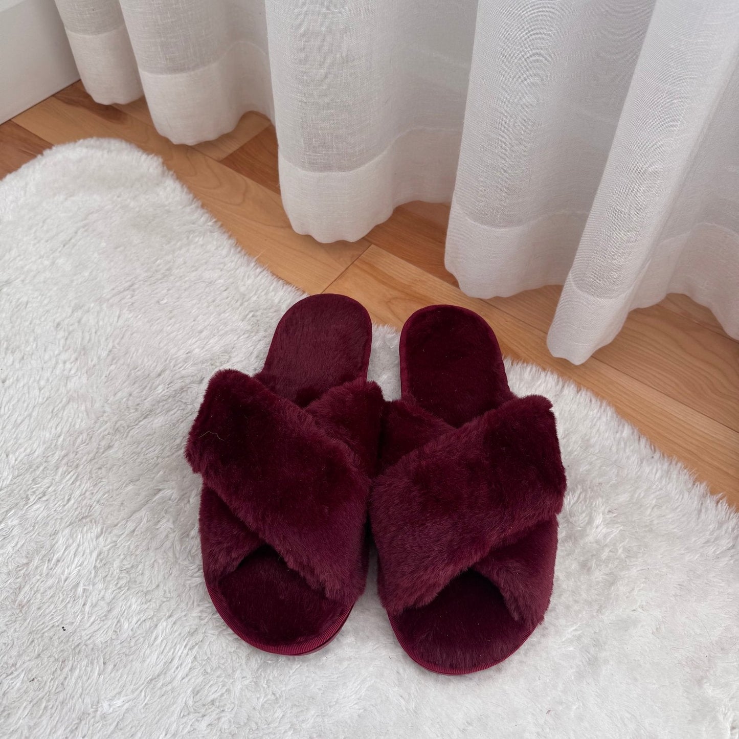 Flauschige Hausschuhe mit Kreuzbändern 11
