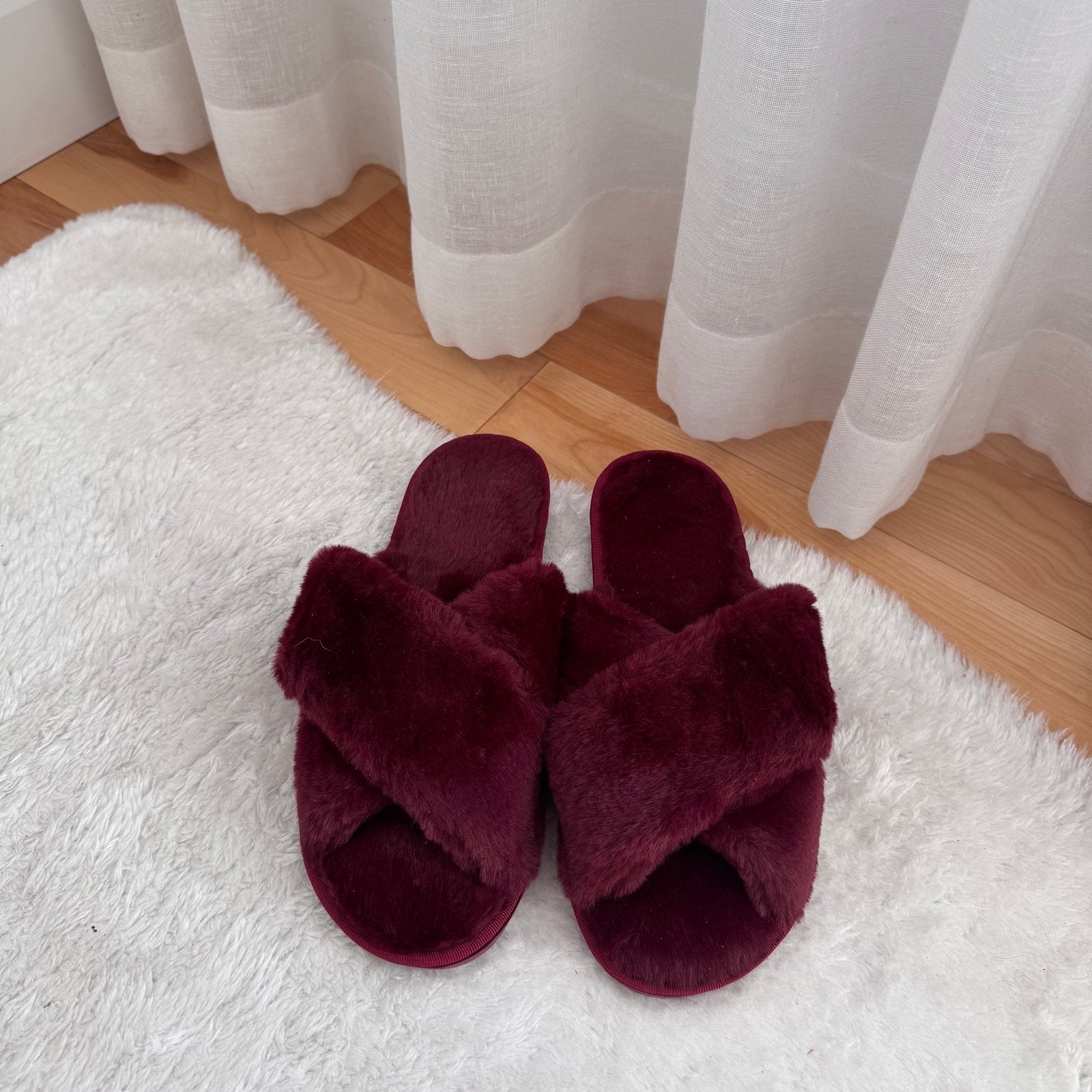 Flauschige Hausschuhe mit Kreuzbändern 11