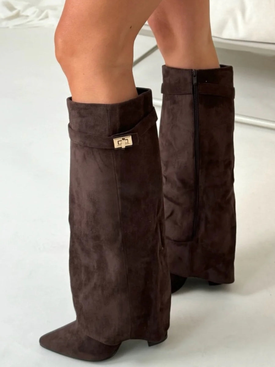 Kniehohe Stiefel – Damenstiefel aus Wildlederimitat mit spitzer Zehenpartie und Absatz-HauteBerlin