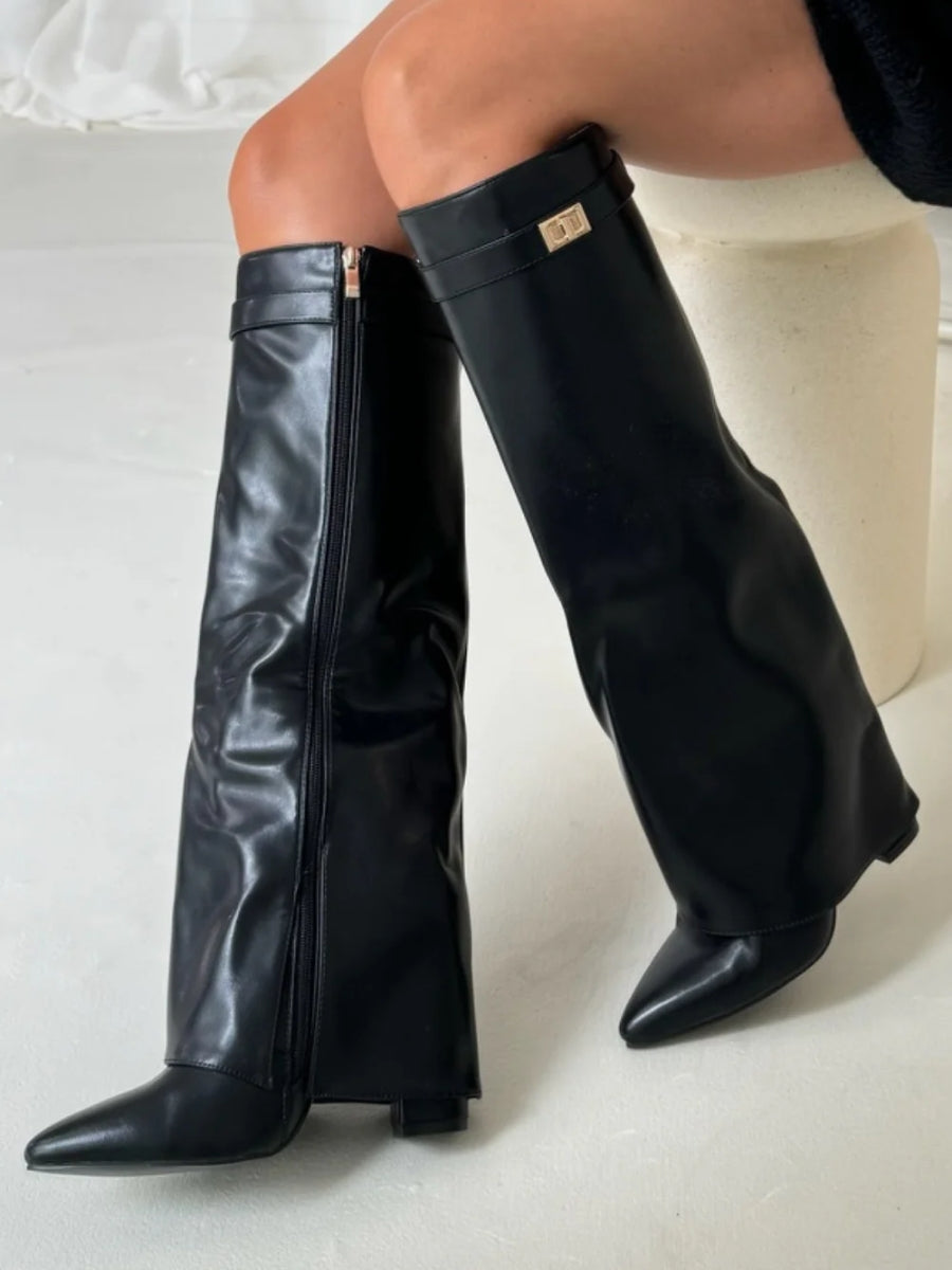 Kniehohe Stiefel – Damenstiefel aus Wildlederimitat mit spitzer Zehenpartie und Absatz-HauteBerlin