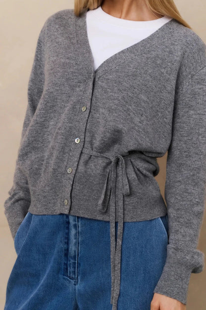 Knopfleiste | Taillengürtel | Grau | Strickjacke | Damenstrickmode-HauteBerlin