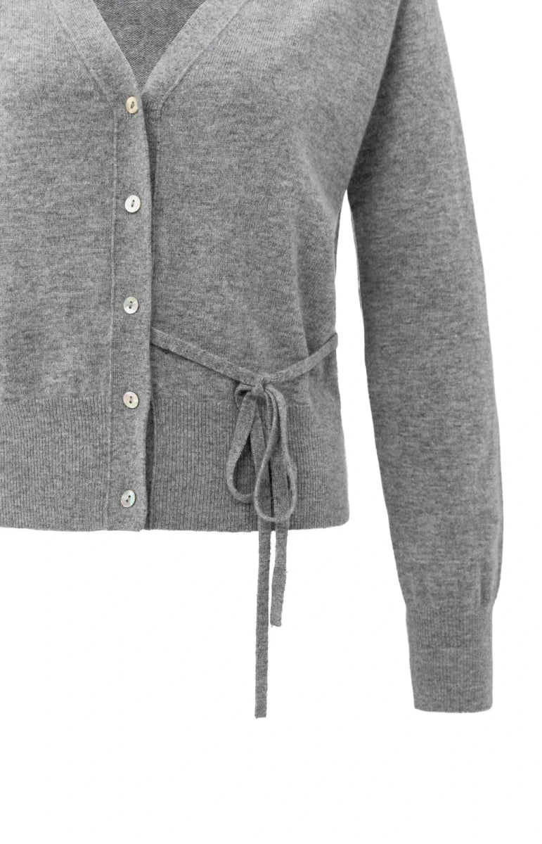 Knopfleiste | Taillengürtel | Grau | Strickjacke | Damenstrickmode-HauteBerlin