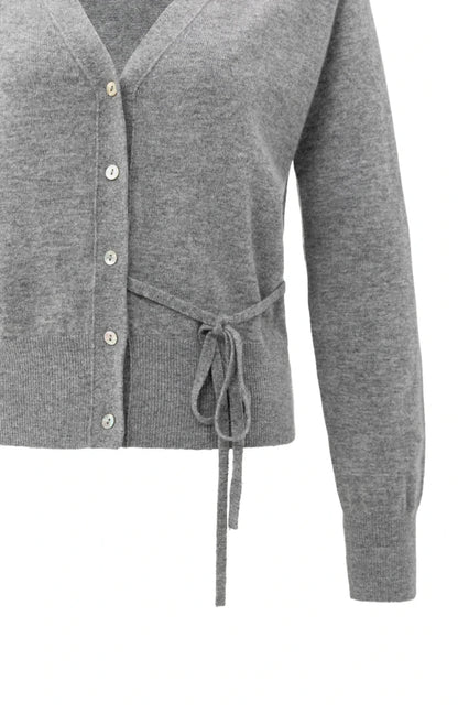 Knopfleiste | Taillengürtel | Grau | Strickjacke | Damenstrickmode-HauteBerlin