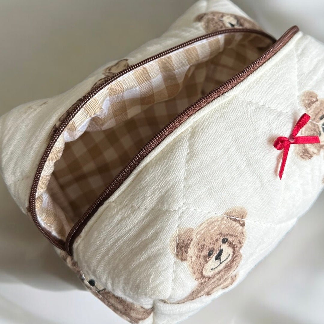 Kosmetiktasche | Gesteppt Teddy Print | Creme mit Schleife-HauteBerlin