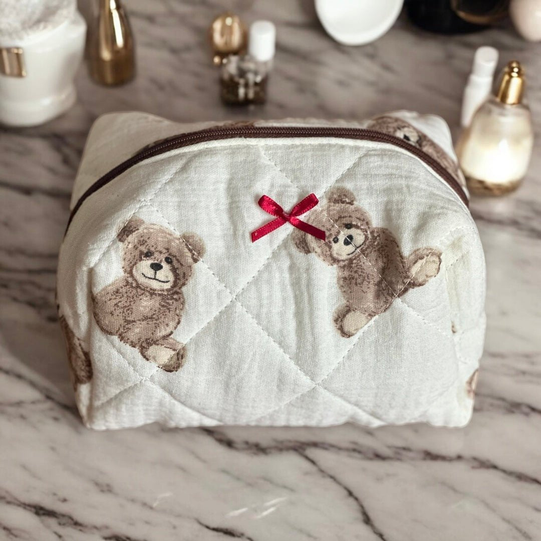 Kosmetiktasche | Gesteppt Teddy Print | Creme mit Schleife-HauteBerlin