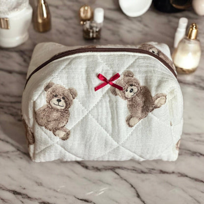 Kosmetiktasche | Gesteppt Teddy Print | Creme mit Schleife-HauteBerlin