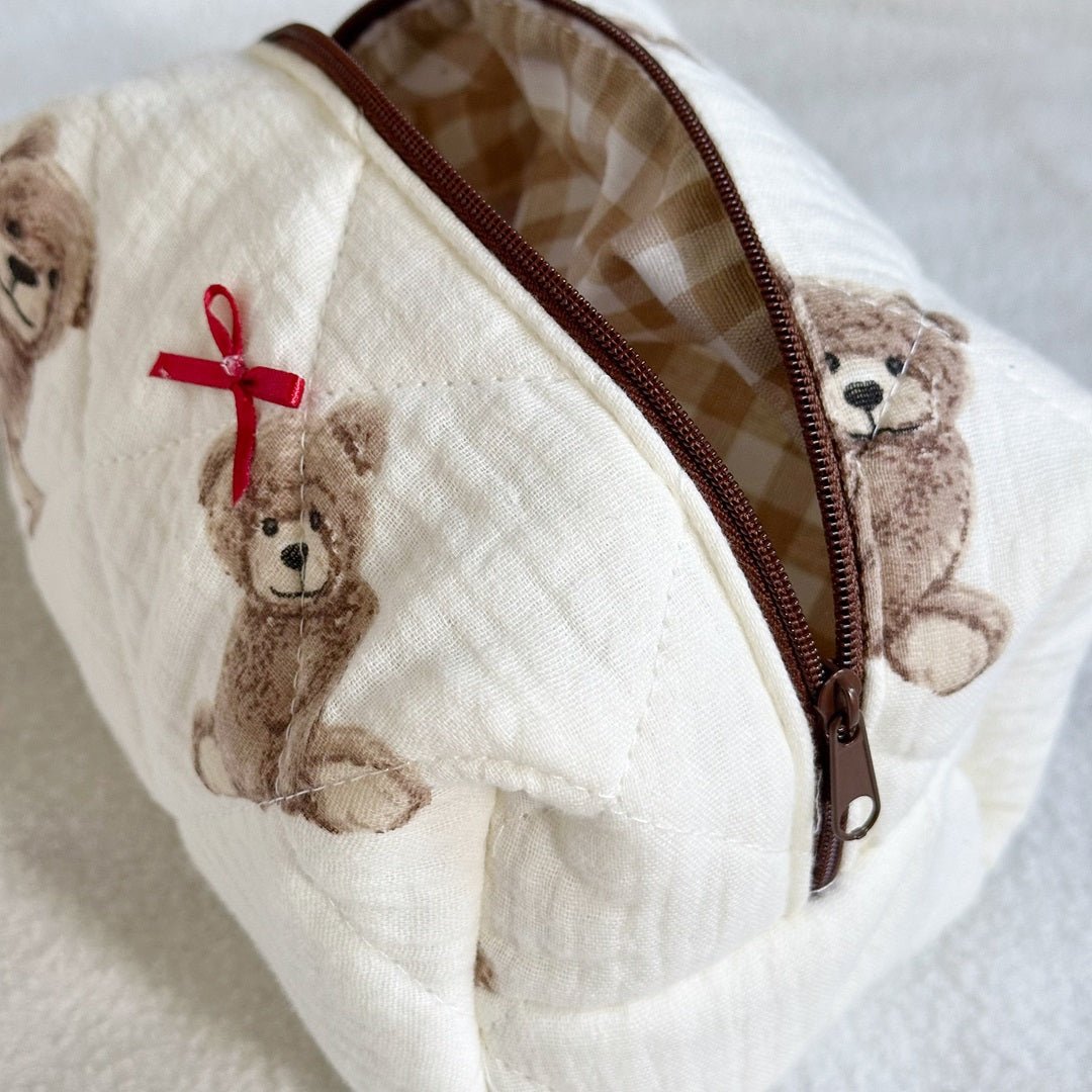 Kosmetiktasche | Gesteppt Teddy Print | Creme mit Schleife-HauteBerlin