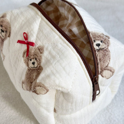 Kosmetiktasche | Gesteppt Teddy Print | Creme mit Schleife-HauteBerlin