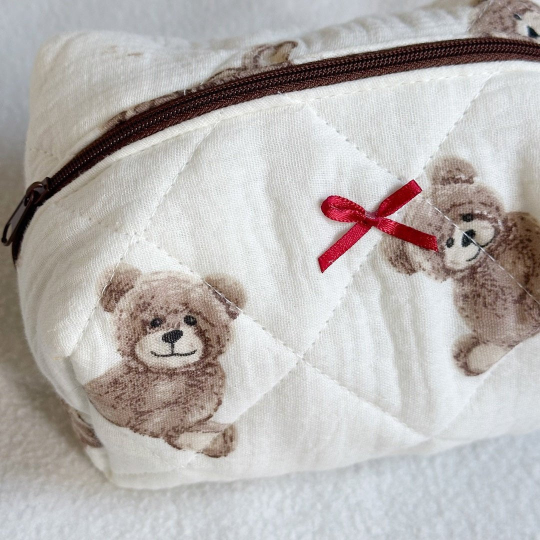 Kosmetiktasche | Gesteppt Teddy Print | Creme mit Schleife-HauteBerlin