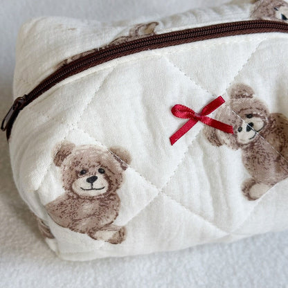 Kosmetiktasche | Gesteppt Teddy Print | Creme mit Schleife-HauteBerlin