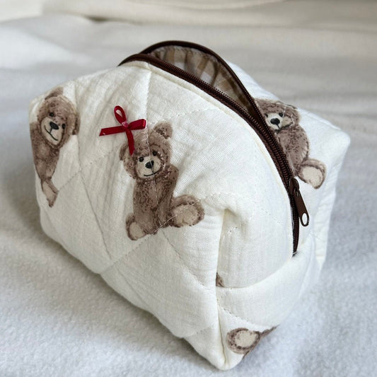 Kosmetiktasche | Gesteppt Teddy Print | Creme mit Schleife-HauteBerlin