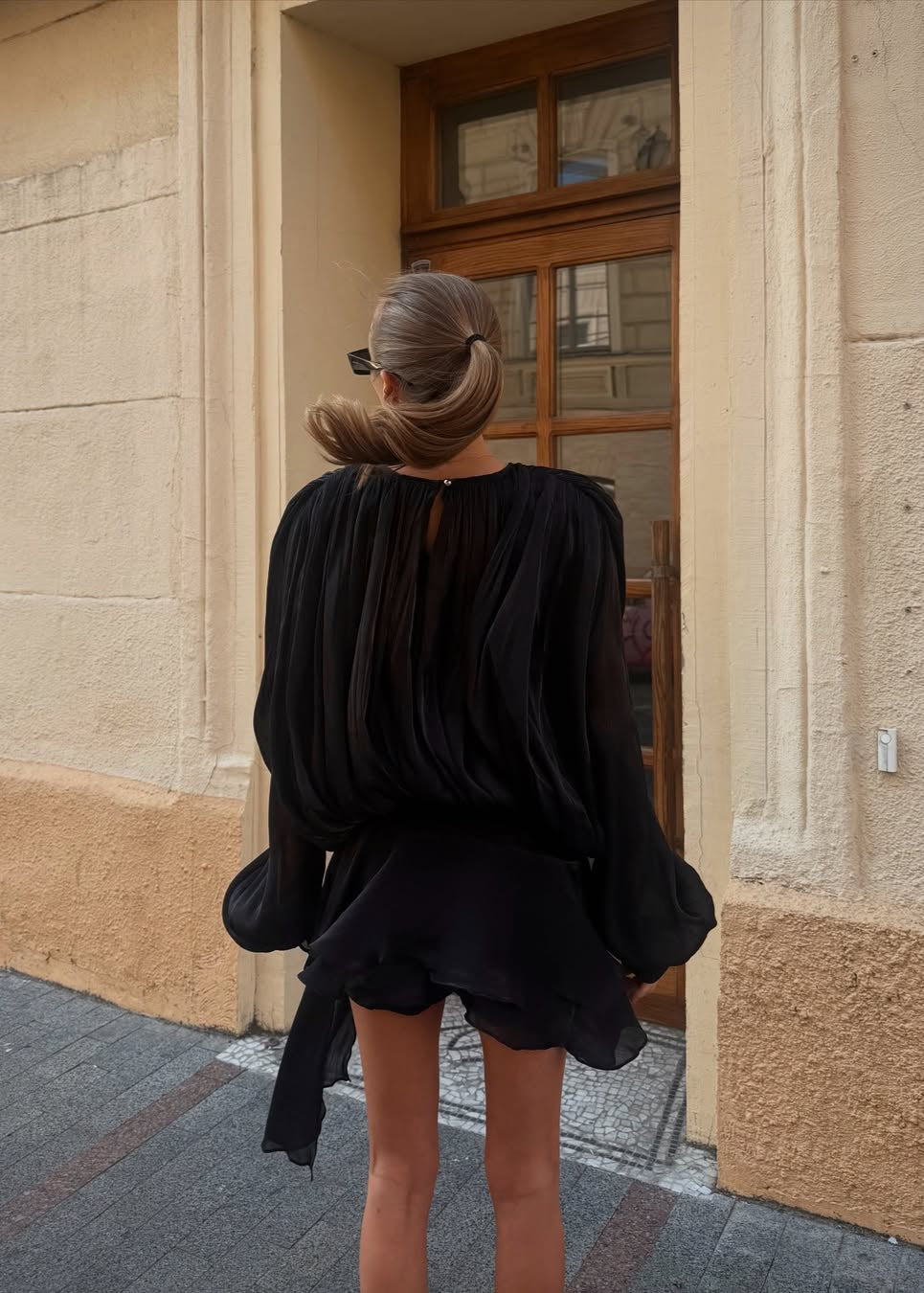 Minikleid - Langärmeliges schwarzes Chiffonkleid-HauteBerlin