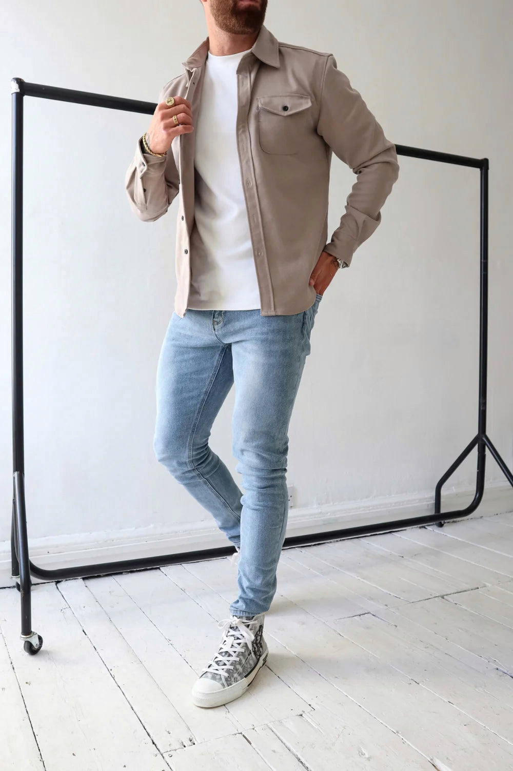 Overshirt – Langärmliges Herrenhemd mit Brusttaschen und Knöpfen-HauteBerlin