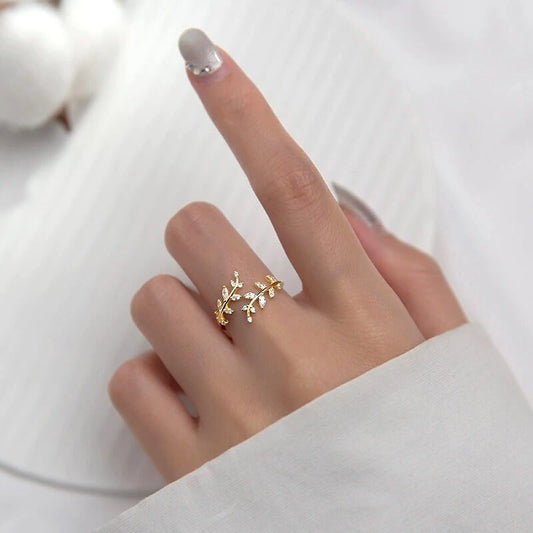 Ring Damen Gold | Blattform mit Zirkonia | Verstellbar-HauteBerlin