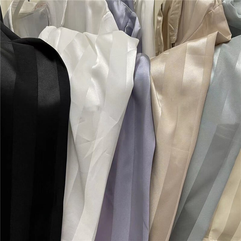 Schlafanzug Damen | Gestreifter Satin | Knopfleiste-HauteBerlin