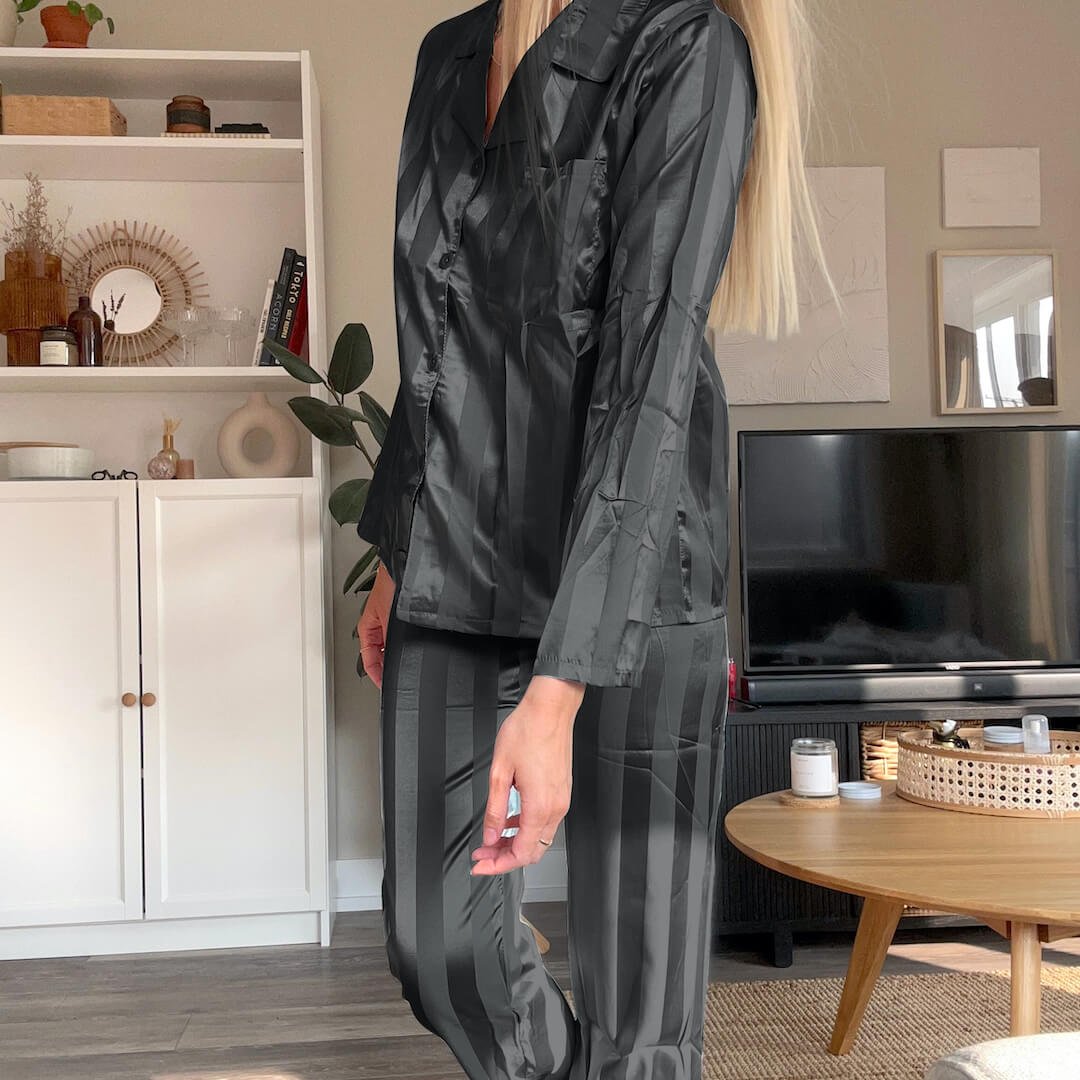 Schlafanzug Damen | Gestreifter Satin | Knopfleiste-HauteBerlin