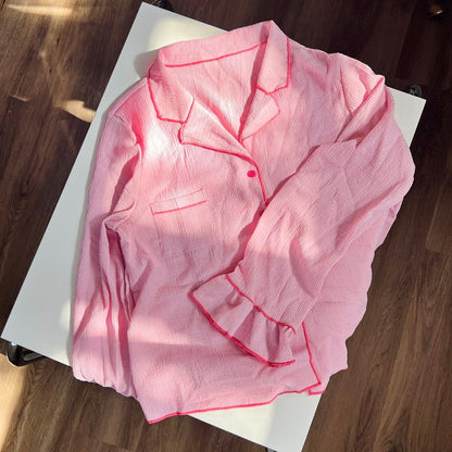 Schlafanzug Damen | Rosa Rüschen | Knopfleiste Langarm-HauteBerlin