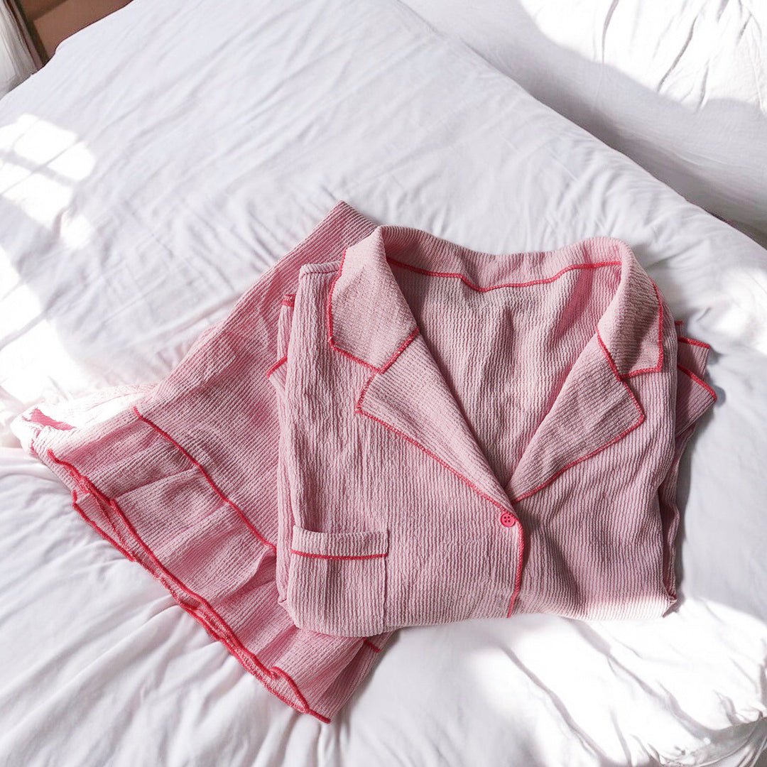 Schlafanzug Damen | Rosa Rüschen | Knopfleiste Langarm-HauteBerlin