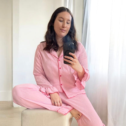 Schlafanzug Damen | Rosa Rüschen | Knopfleiste Langarm-HauteBerlin