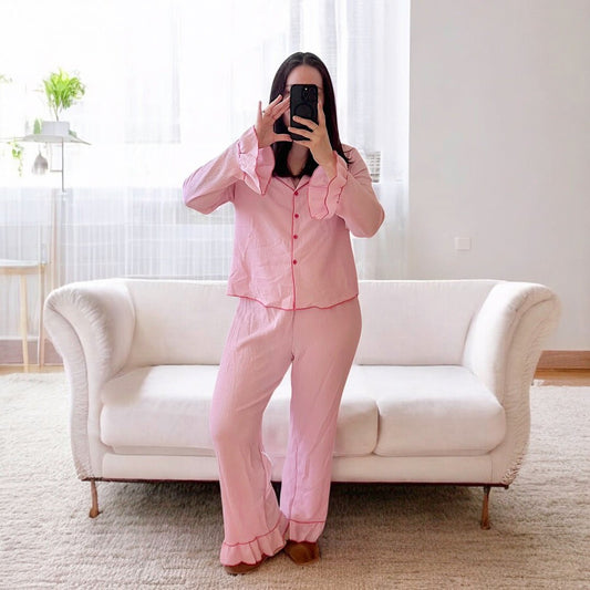 Schlafanzug Damen | Rosa Rüschen | Knopfleiste Langarm-HauteBerlin
