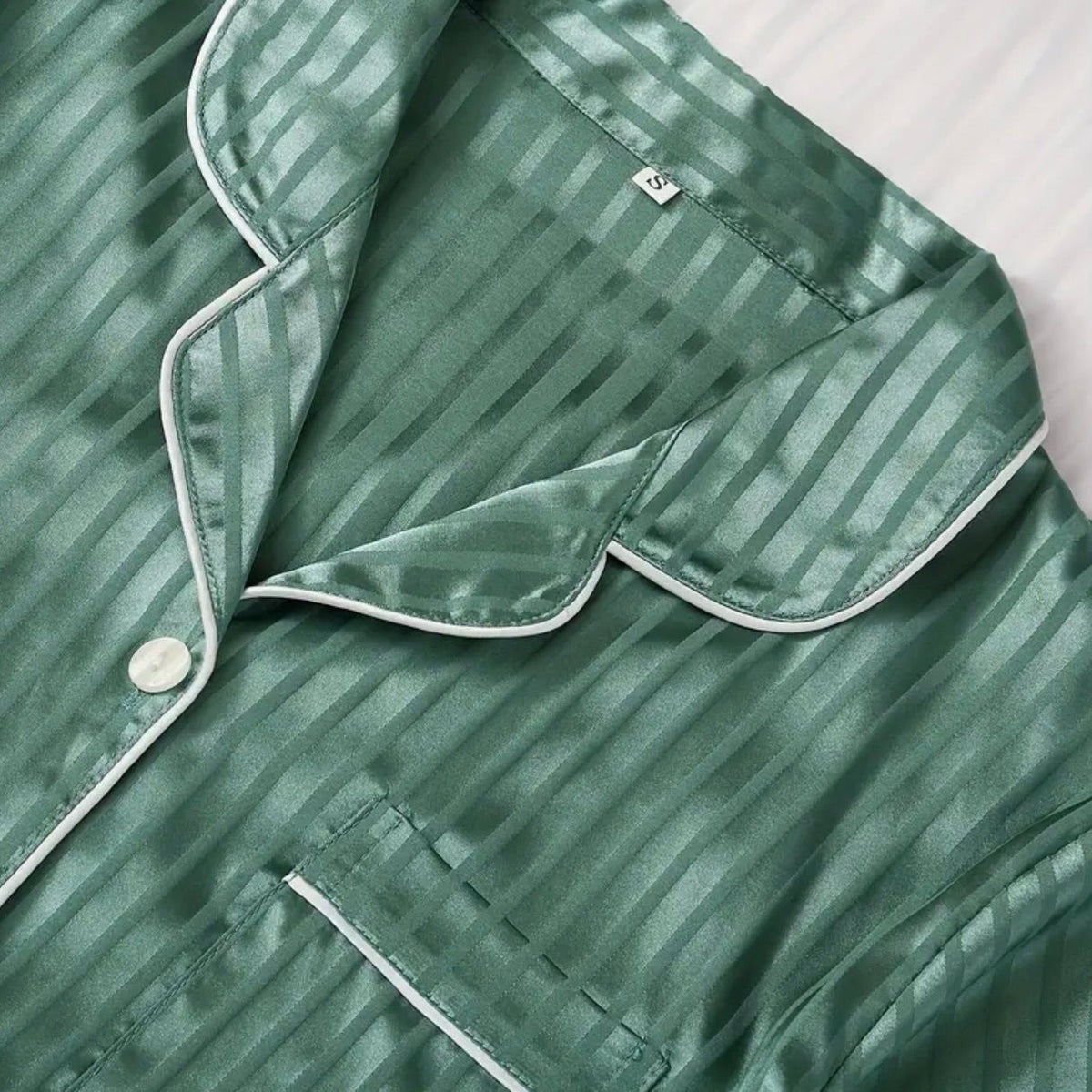 Schlafanzug Damen | Satin Kurzarm | Zweiteilig Gestreift-HauteBerlin
