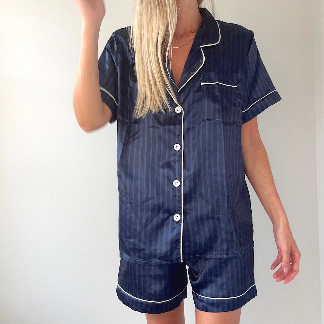 Schlafanzug Damen | Satin Kurzarm | Zweiteilig Gestreift-HauteBerlin