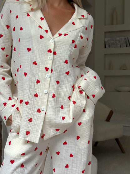 Schlafanzug Damen lang: Pyjama Set aus Musselin mit Herzchen-Print-HauteBerlin