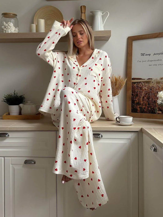 Schlafanzug Damen lang: Pyjama Set aus Musselin mit Herzchen-Print-HauteBerlin
