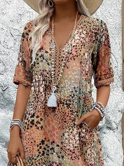 Sommerkleid Damen: Boho Midikleid mit V-Ausschnitt und Taschen-HauteBerlin